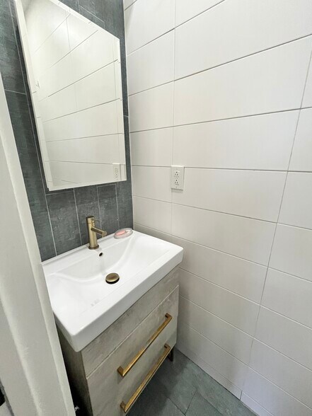 Building Photo - 51 Seidler St