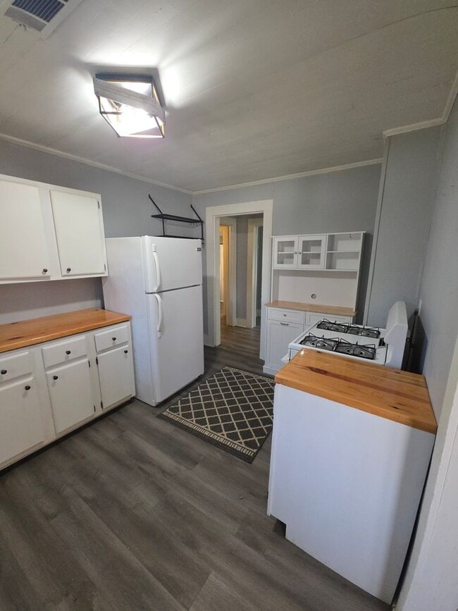 Building Photo - 418 E L St