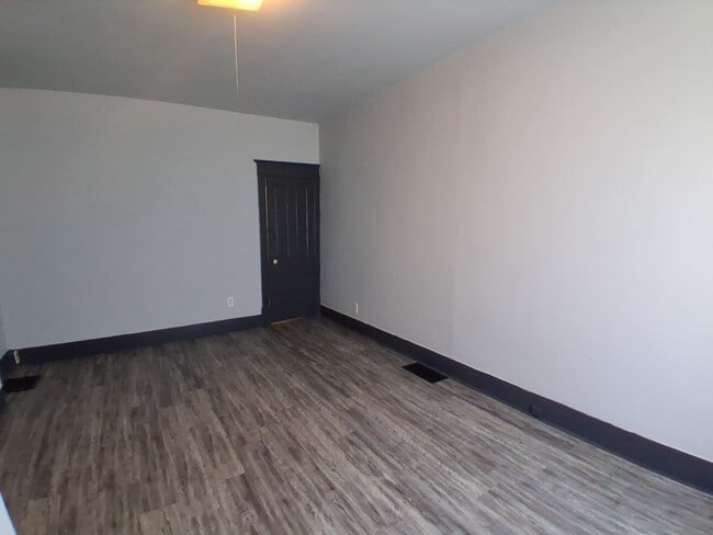 Building Photo - 915 N Bowman Ave