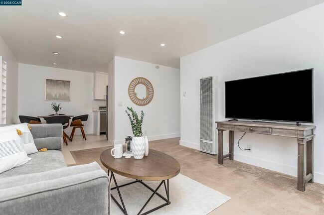 Building Photo - 5305 Ridgeview Cir