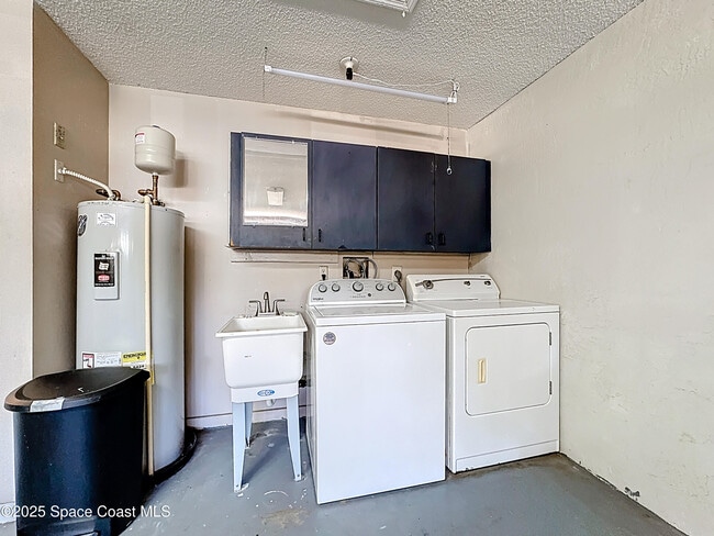 Building Photo - 3033 Dunhill Dr