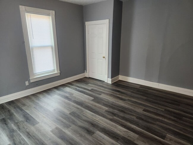 Building Photo - 2 Bedroom, 1 Bathroom Apartment