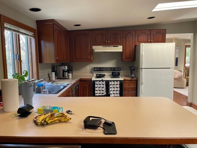 Building Photo - 576 Marrett Rd