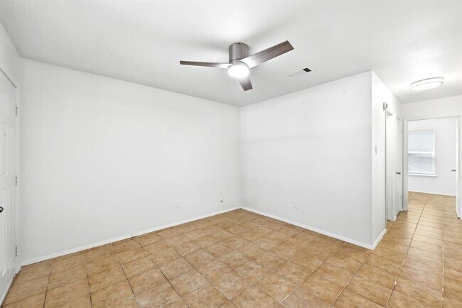 Building Photo - 910 Bret Ln