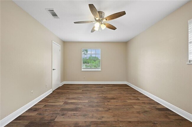 Building Photo - 1549 Eastwood Dr