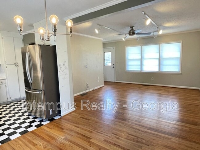 Building Photo - 633 White St