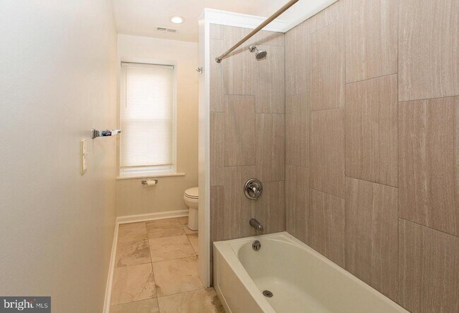 Building Photo - 427 E Main St