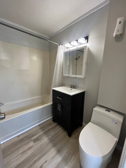 Building Photo - 929 E Clay St