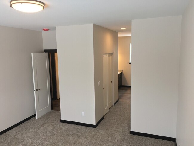Building Photo - 2303 Landon Ln