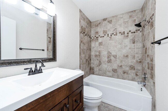 Building Photo - 103 Avocado St