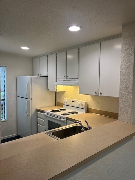 Kitchen with walk up bar from eating nook - 10320 NE 186th St
