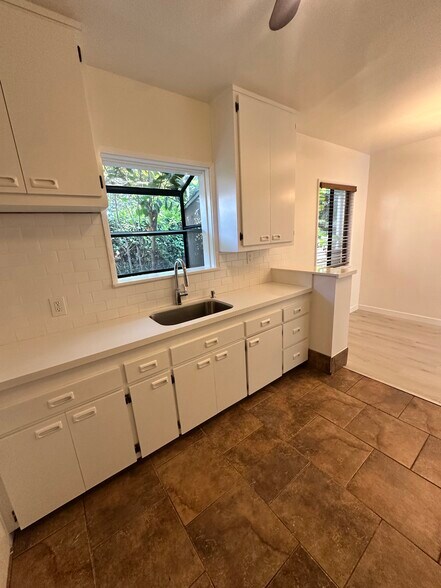 Building Photo - 2538 1/2 Military Ave