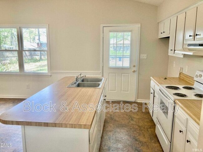 Building Photo - 104 Castill Pl