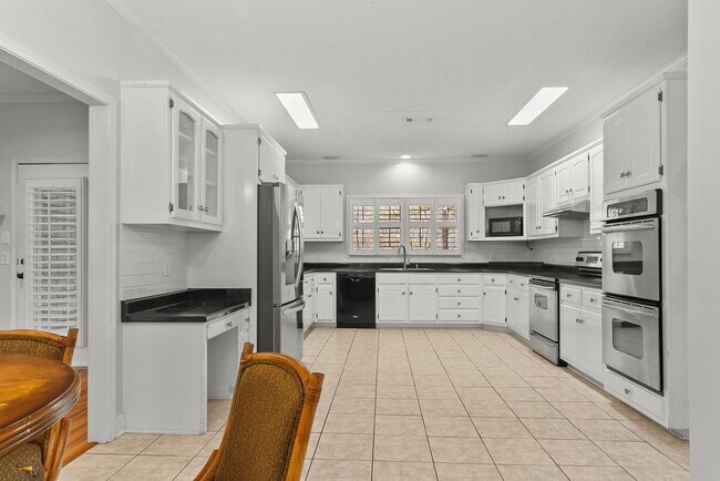 Building Photo - 10495 Royal Points Dr