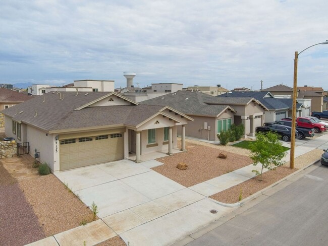 Building Photo - Beautiful East side House Located in Venta...