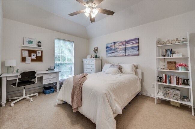 Building Photo - 3523 Lincoln Dr