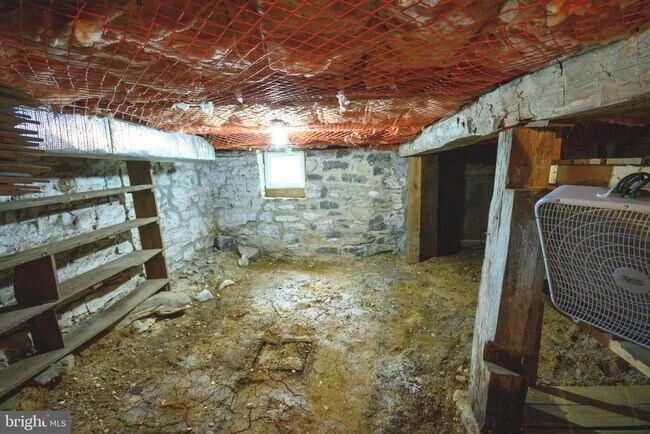 Building Photo - 169 Creek Rd