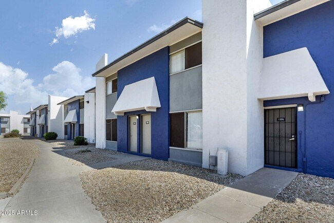 Building Photo - 2627 N 45th Ave