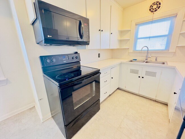 Building Photo - Classic Seattle South Park 2bed/1bath bung...