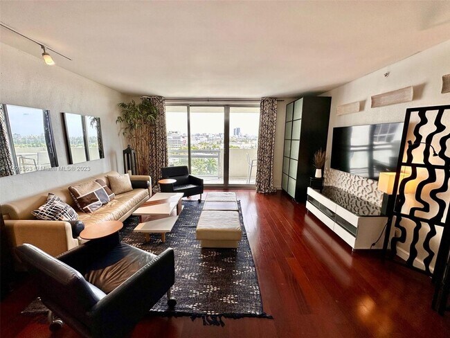 spacious living space with amazing view of south beach - 1500 Bay Rd