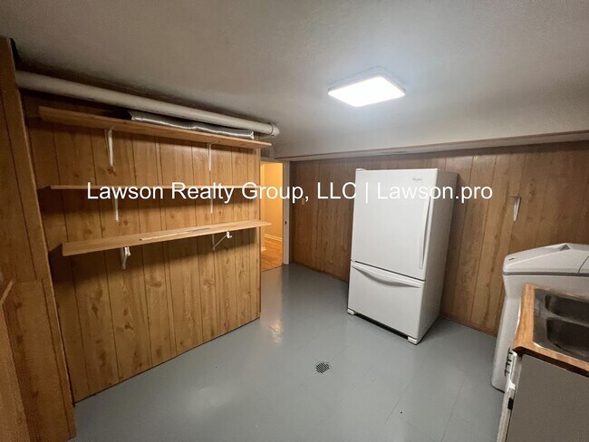 Building Photo - Beautiful Cave Spring Split Level with Bac...