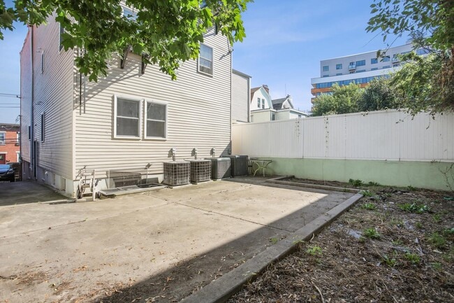 Building Photo - 69 Clifton Pl