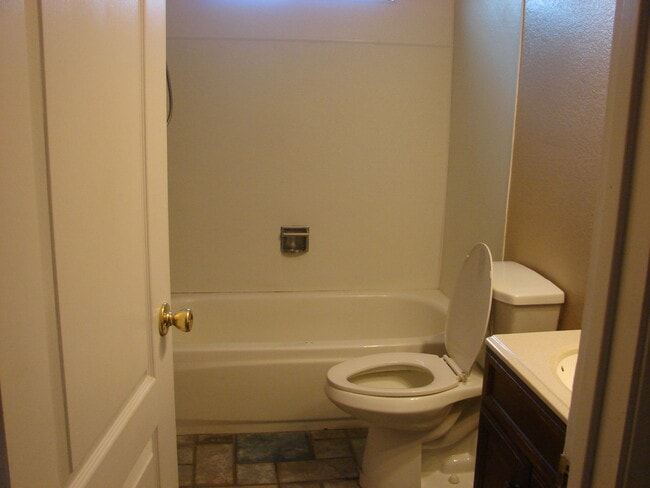 Building Photo - Cute Single Family Home in Gridley AVAILAB...