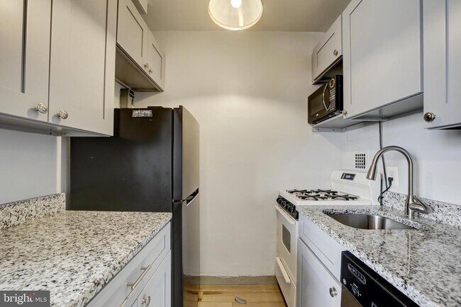 Building Photo - 1121 Arlington Blvd