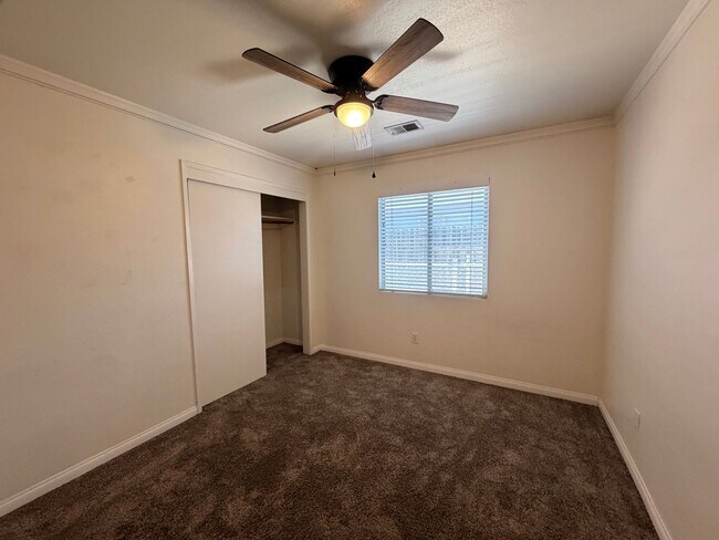 Building Photo - NW Bakersfield home!