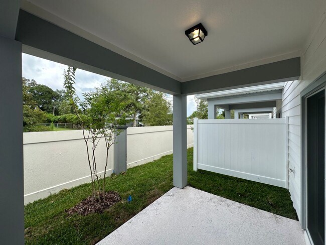 Building Photo - 3 Bedroom, 2.5 Bath Town Home in Winter Park!