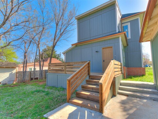 Building Photo - 801 N Ash St