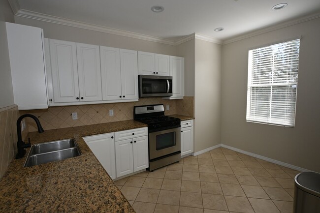 Building Photo - Irvine Watermarke Top Floor Condo 3 BD 2 B...