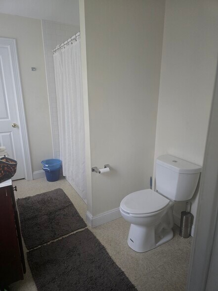 Full bathroom - 450 Orchard St