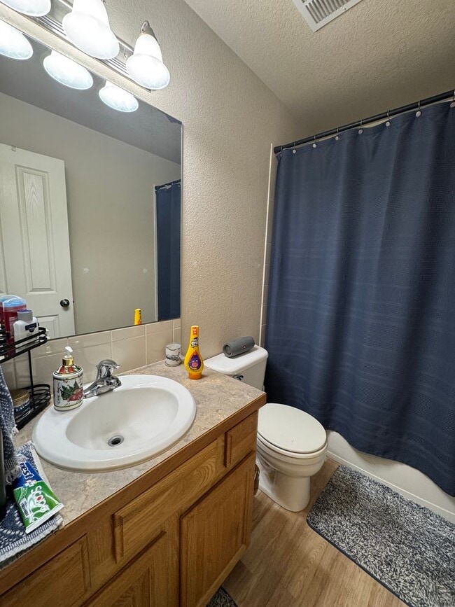 Building Photo - Beautiful 5 Bedroom home in Wellington