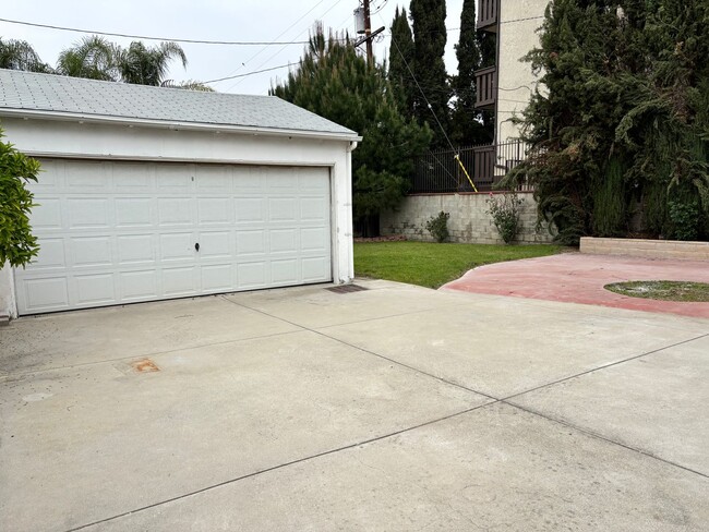 Building Photo - Charming Sherman Oaks Home!