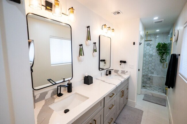 Building Photo - Spacious 4BR House in Scottsdale