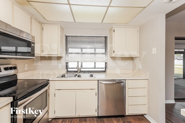 Building Photo - 1343 SE 12th Terrace