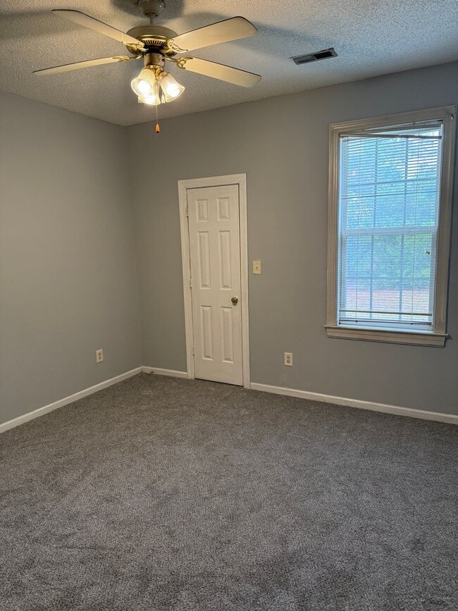 Building Photo - Freshly Painted Townhome