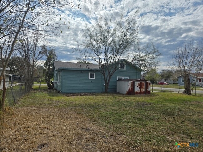 Building Photo - 702 Anaqua Ave