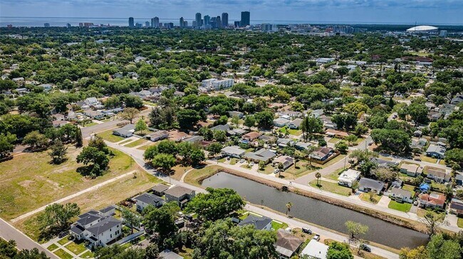 Building Photo - 1701 25th Ave N