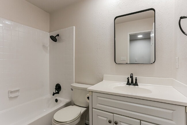 Building Photo - 507 Button Dr