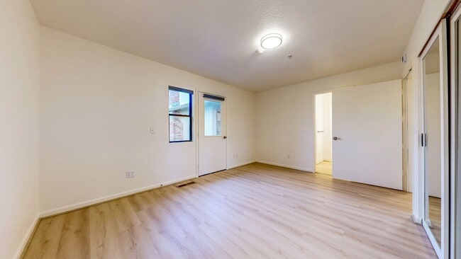 Building Photo - Bright and Beautiful 4 bedroom 2.5 Bath with large enclosed back yard and close proximity to Mari...