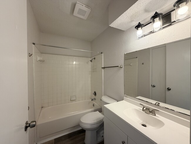 Building Photo - 3704 La Paz Dr