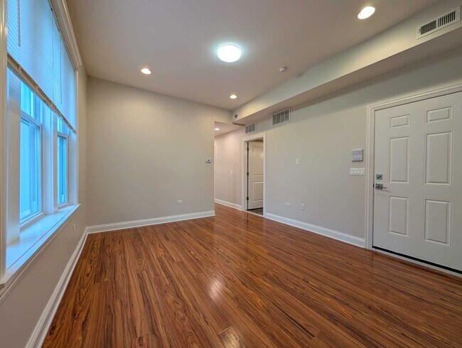 Building Photo - 2048 W Evergreen Ave