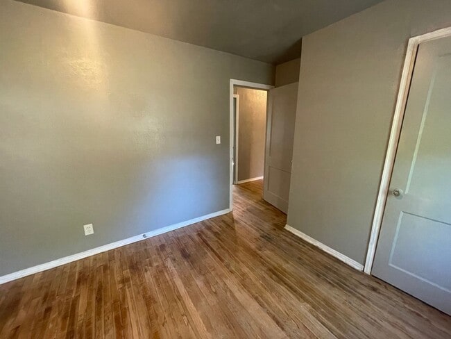 Building Photo - 3 bed, 1 bath , beautiful wood floors, fen...