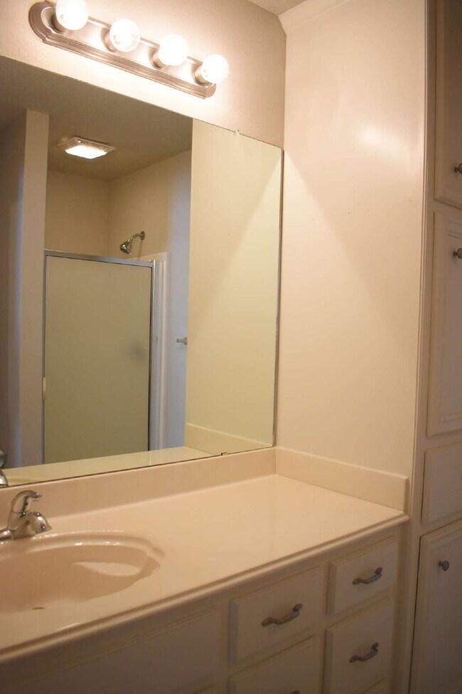 Building Photo - Rare 3 bedroom 3 bath home in Frenship Sch...