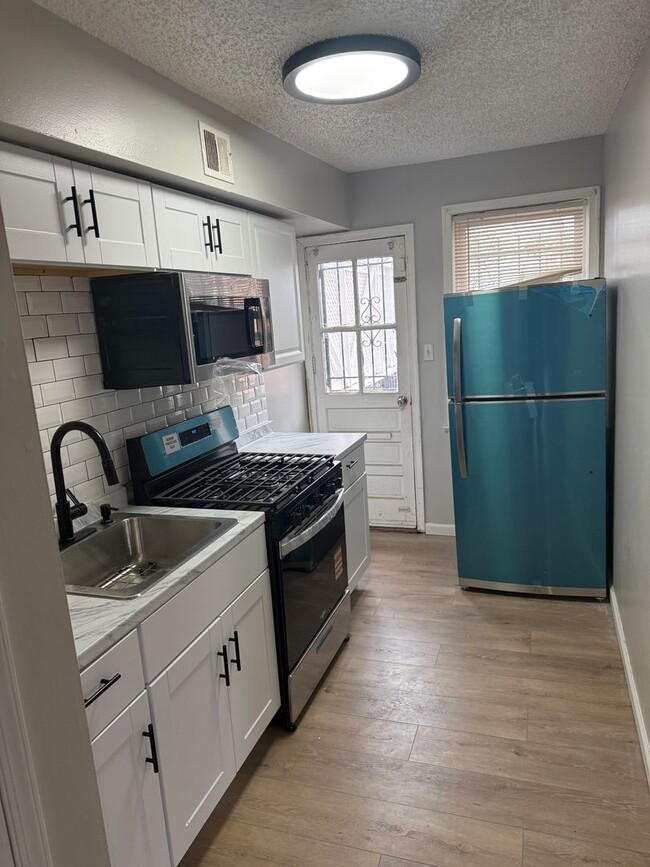 Building Photo - Beautiful 3 Bedroom 2 bath Townhome Conveniently Located and updated