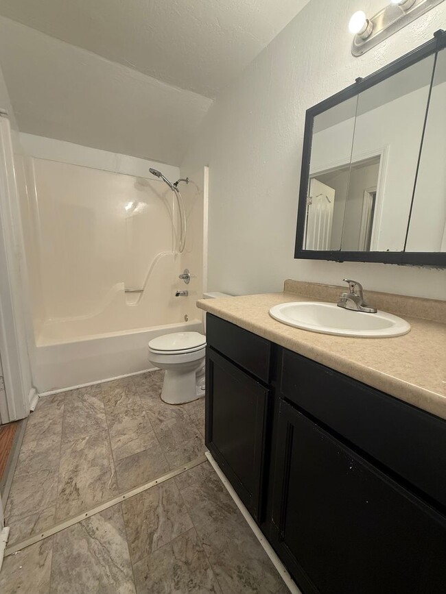 Building Photo - Beautiful 4 bedroom 2 bath house available now