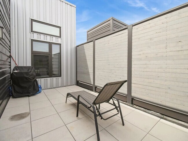 Building Photo - Luxurious 3-Bedroom, 2-Bathroom Townhouse – Des Moines