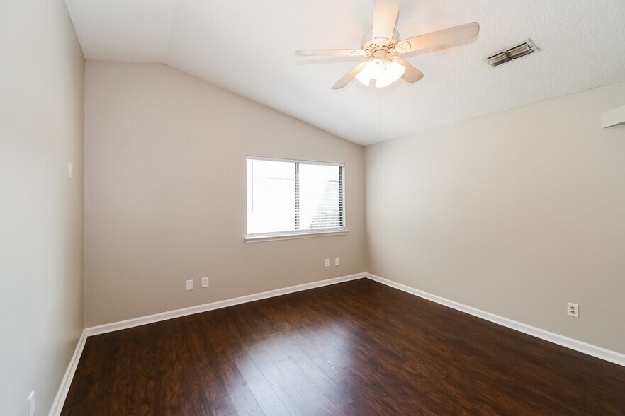 Building Photo - 8257 Knotts Landing Dr N